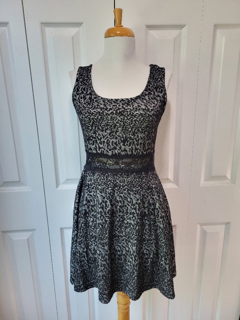 VIBE SPORTSWEAR Black Gray Leopard Print Lace Waist Inset Skater Dress sz M EUC